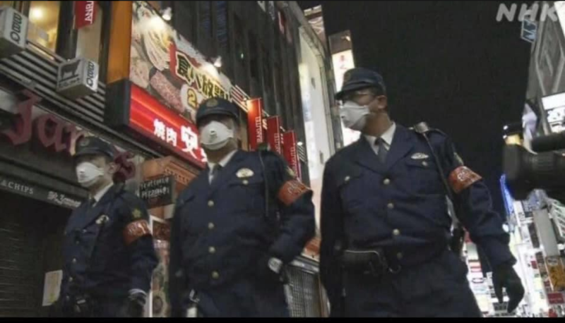 日本警察在公眾場所呼籲民眾早點回家 圖：翻攝自「謝長廷」臉書
