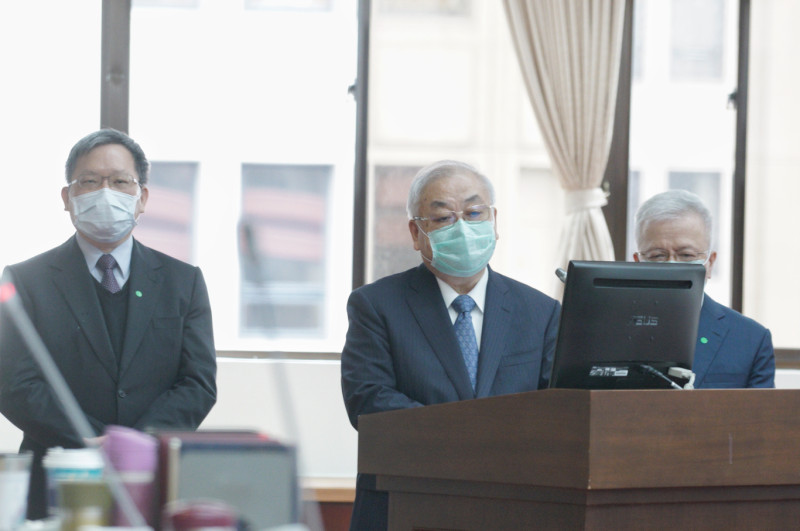 主計長朱澤民（中）、財政部長蘇建榮（左）、央行副總裁嚴宗大在立院財委會備詢。   圖：張良一/攝