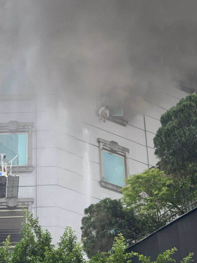 台北市錢櫃林森店今天驚傳火警，造成多人死傷，據調查發現，起火點為5樓儲藏室，正持續釐清起火原因。   圖：義消提供