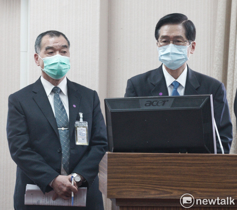 國防部長嚴德發、國安局長邱國（左）正在立院國防委員會備詢。   圖：張良一/攝