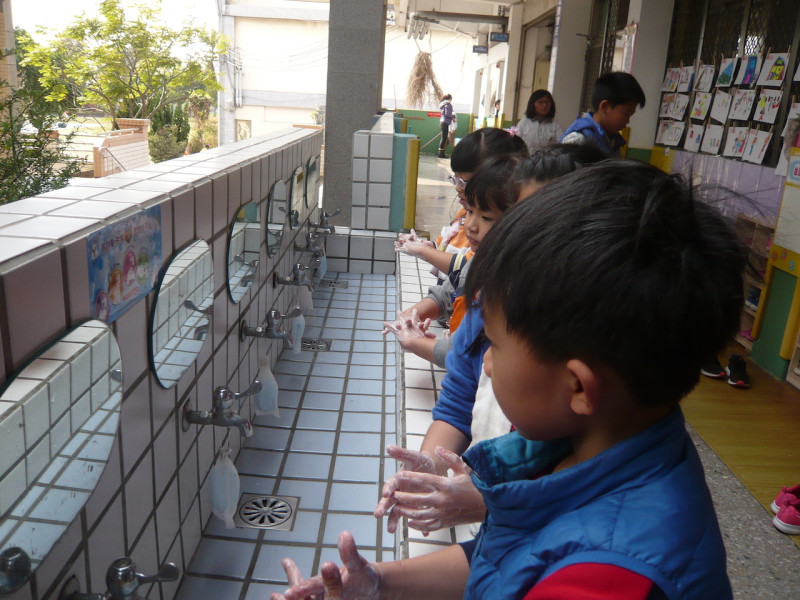 手部衛生是預防傳染病的重要關鍵，提醒民眾要落實勤洗手的好習慣。   圖：台中市衛生局/提供
