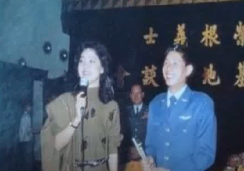 歌手鄧麗君(左)和解放軍飛行員吳榮根(右)。 圖：翻攝自YouTube