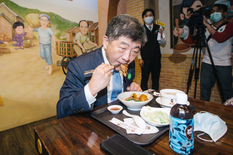 衛福部長陳時中大啖滷肉飯   圖：台北市攝影記者聯誼會提供