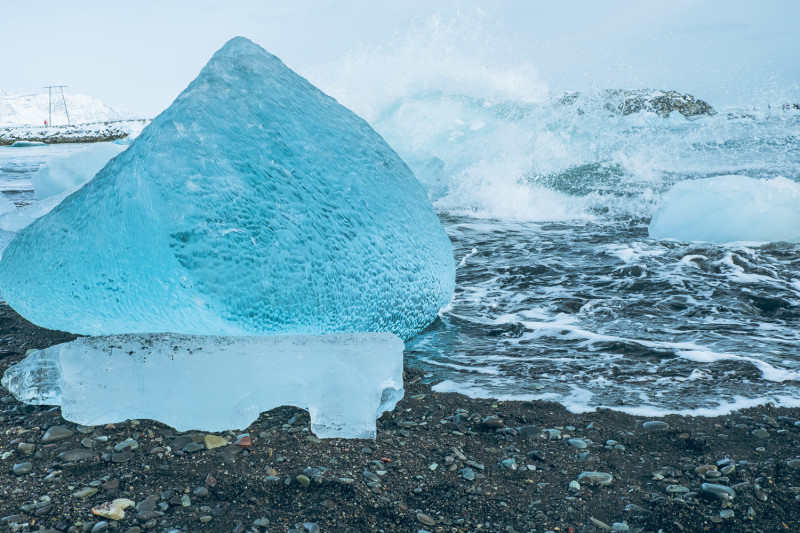 融化的冰塊被沖到海灘上，有如一顆顆鑽石。 圖：謝佳真／攝