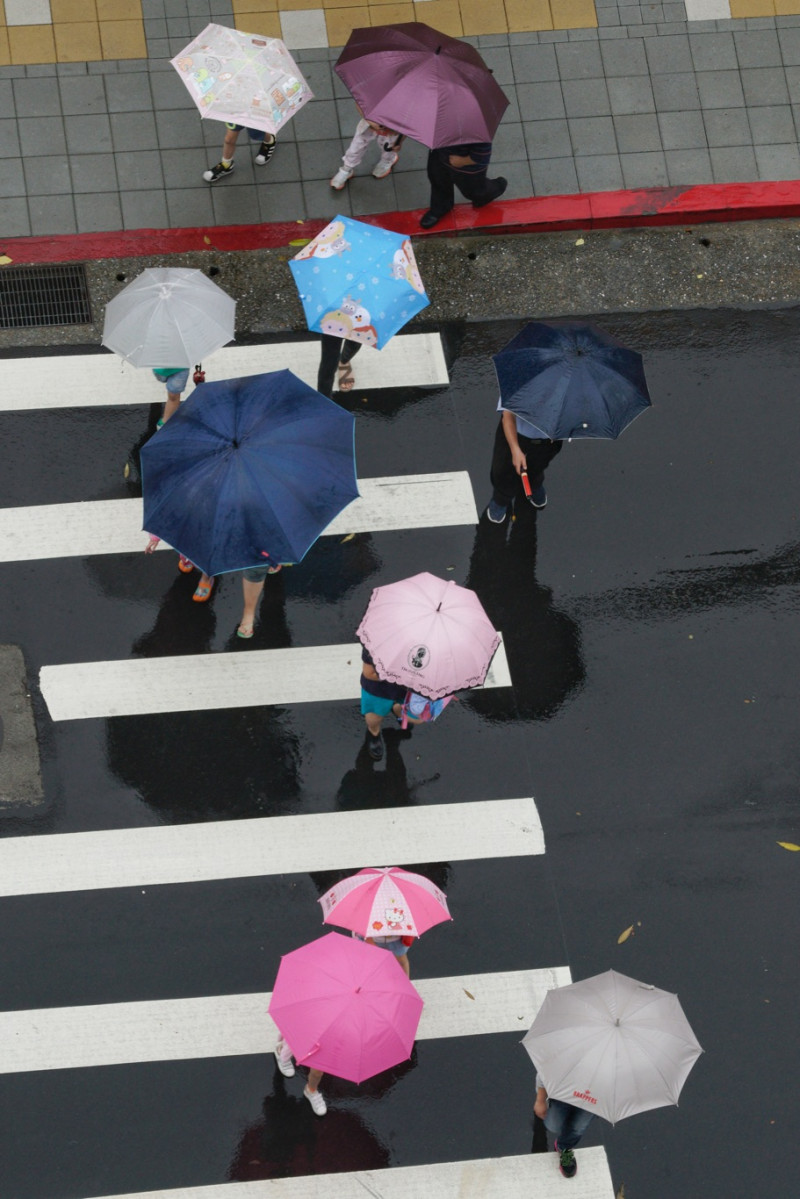 中央氣象局表示，今天滯留鋒面持續影響，台灣西半部及東北部地區預計持續有短暫陣雨或雷雨，並且有局部大雨或豪雨的可能   圖：張良一/攝