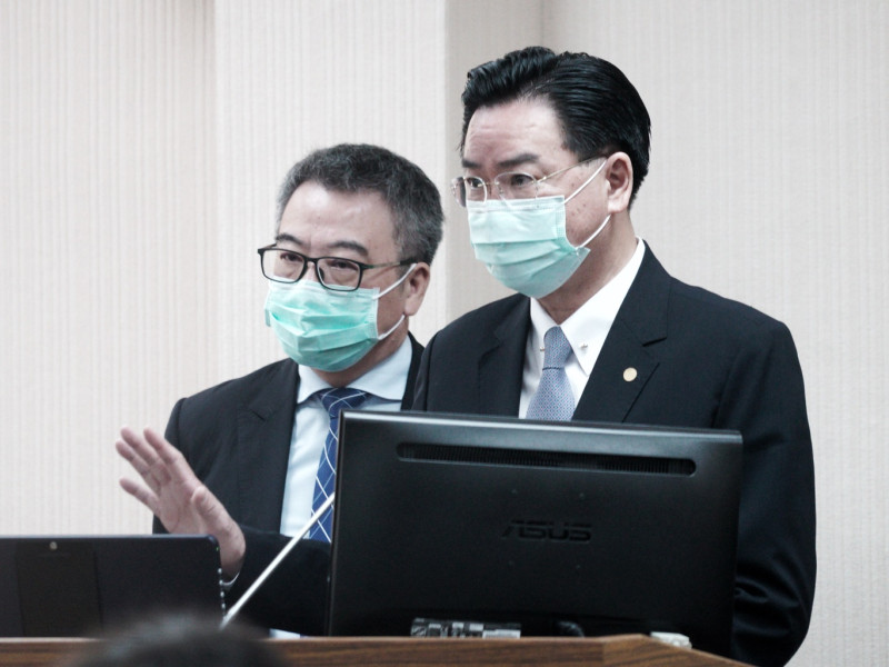 外交部長吳釗燮(右)、衛服部次長何啟功(左)在立院外交及國防委員會備詢。   圖：張良一/攝