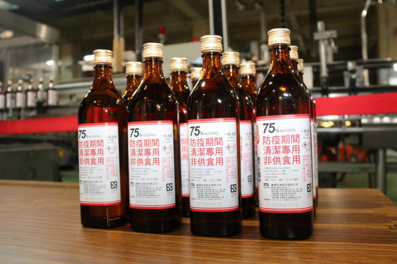 為因應武漢肺炎疫情，今年2月初，台酒配合行政院指示生產75度防疫酒精，共計有6個產線生產   圖：農委會/提供