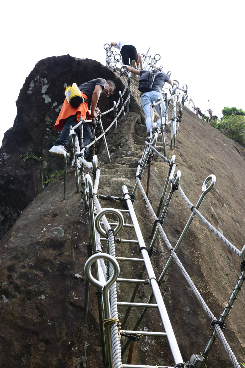 孝子山鐵梯幾乎懸空，從下抬頭望去視覺效果相當驚險。 圖：謝佳真／攝