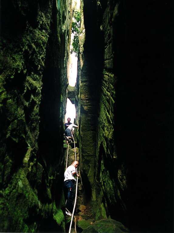 台南獵鷹尖一線天步道岩縫僅容一人通過。 圖：翻攝自台南旅遊網