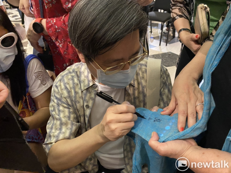 有趣的是，除了陳時中之外，人稱「淳淳」的張上淳教授也有許多粉絲，記者會一結束，許多民眾湧上要求拍照、簽名   圖：閻芝霖/攝