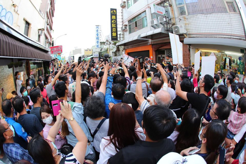 防疫五月天包含指揮中心指揮官陳時中一行人，在今（30）日率防疫團隊南下台南，沒想到第二站台南美食商圈「國華街」更是擠爆，現場湧入大批人潮，寸步難行   圖：取自台南旅遊粉絲專頁