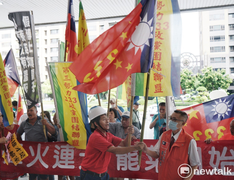韓國瑜罷免案通過門檻，韓國瑜支持者揮舞印著中華民國和中國五星旗的旗幟在高雄市政府外高喊：「罷免蔡英文！」   圖：張良一/攝