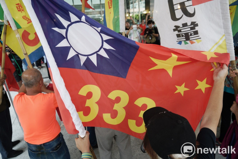 韓國瑜罷免案通過門檻，韓國瑜支持者揮舞印著中華民國和中國五星旗的旗幟在高雄市政府外高喊：「罷免蔡英文！」   圖：張良一/攝