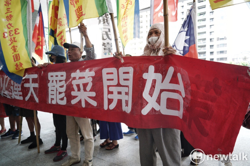 韓國瑜罷免案通過門檻，韓國瑜支持者揮舞印著中華民國和中國五星旗的旗幟在高雄市政府外高喊：「罷免蔡英文！」   圖:張良一/攝