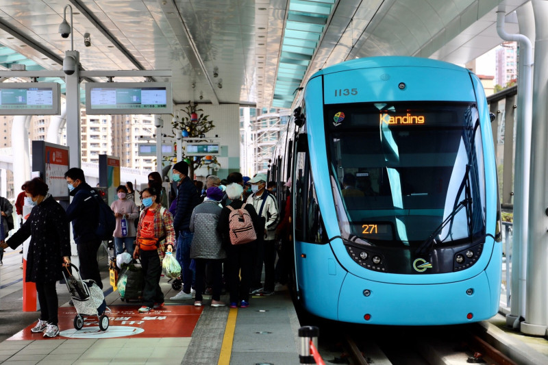 新北市衛生局長陳潤秋提醒民眾，還是要維持新型態安全生活模式，落實量體溫、勤洗手、維持社交距離及戴口罩，防範疫情捲土反撲。(圖為戴口罩示意圖)   圖：新北大眾捷運股份有限公司/提供