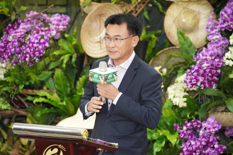 農委會主委陳吉仲對台灣水果宣傳非常重視，曾特別拍攝相關宣傳影片。   圖：農委會/提供(資料照片)