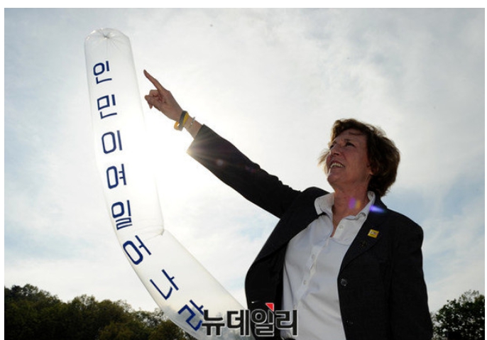 Suzanne Scholte，是著名的“朝鮮人權活動家”，在韓國、美國獲獎無數。其主要負責的機構是一個叫做“Defense Forum Foundation”的NGO，一直 “致力於推動朝鮮人民的自由和人權”，不斷向北韓投送傳單。 圖 : 翻攝自觀察者網 