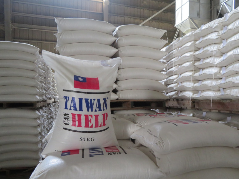 農糧署今（23）日表示，台灣愛心米仍持續提供國際友邦即時援助，截至109年五月底止，已供應1萬980公噸公糧白米，再次顯現「Taiwan Can Help」的精神。   圖：農糧署/提供