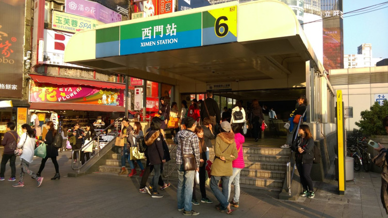 台北市環保局今（24）日表示，為提升西門商圈觀光品質，自109年7月1日起西門捷運廣場（西門站1號及6號出口周邊）將劃設為禁菸區（資料照片）   圖：台北捷運/提供