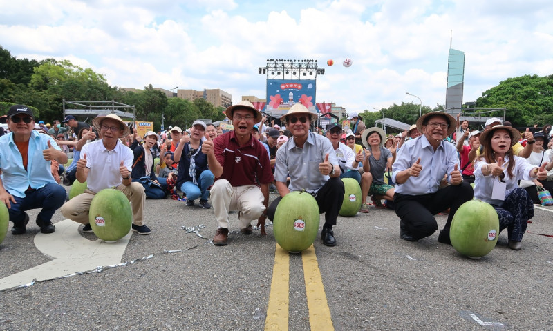 農委會、屏東縣政府在25日總統府前凱道舉辦「端午謝平安、好運久久久」，與民眾立起999顆大西瓜。    圖：林朝億/攝影