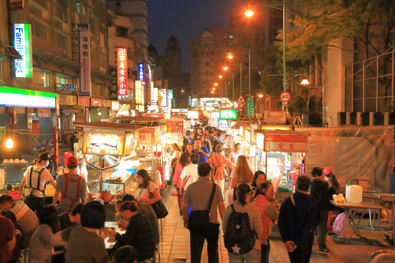 行政院表示，振興「三倍券」在實體店面，像是夜市、市場、旅遊住宿都可以使用。   圖：台北市政府/提供