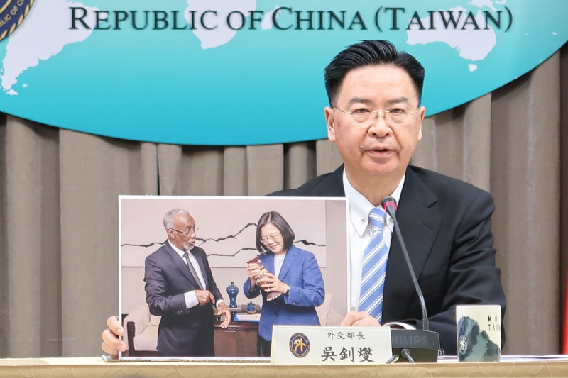 外交部長吳釗燮出示今年初與索馬利蘭外長穆雅辛外長（H.E Yasin Hagi Mohamou）拜會總統蔡英文照片   圖：林朝億/攝