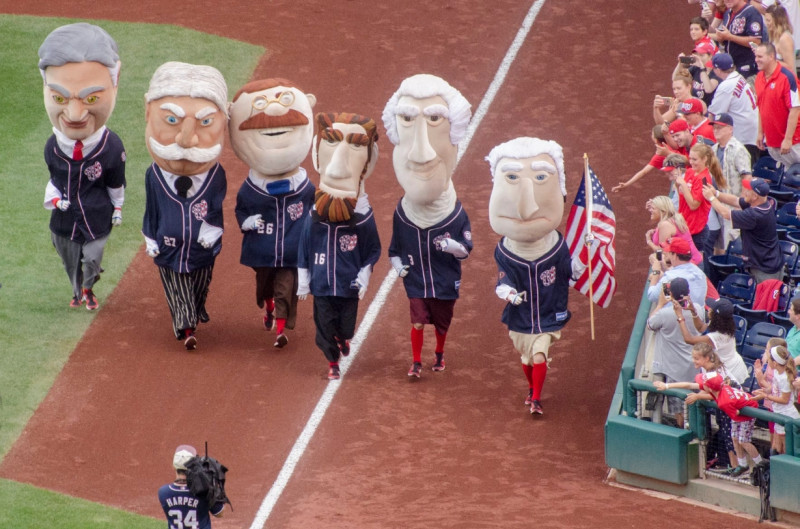 美國總統的巨型人偶，是國民隊最受歡迎的吉祥物。由左至右分別為胡佛、陶福德、羅斯福、林肯、傑佛遜、及國父華盛頓。 圖：翻攝自美國在台協會 AIT