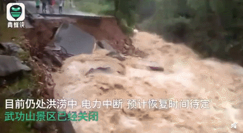 江西山洪造成大面積電桿被沖倒，電力中斷，道路被毀 圖：翻攝自人民日報