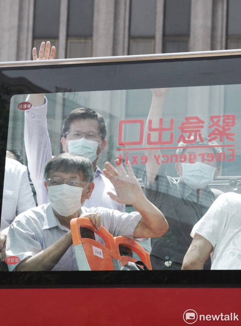 交通部長林佳龍、衛福部長陳時中和台北市長柯文哲搭乘台北雙層觀光巴士遊台北。   圖：張良一 / 攝