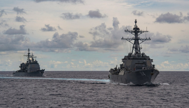 中美關係緊張之際，美國派出雙航母在南海演練。 圖：翻攝自推特