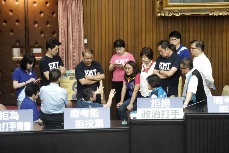 國民黨立委為杯葛監察院長被提名人陳菊等人的人事案，今持續佔領議場主席台，並一度聚集進行接下來行動的沙盤推演。   圖：張良一/攝