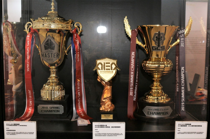左為《英雄聯盟》2018 LMS春季冠軍獎盃；中為AEA亞洲電競大賞-最佳電競戰隊；右為《傳說對決》2019 GCS夏季冠軍獎盃。 圖：陳耀宗／攝