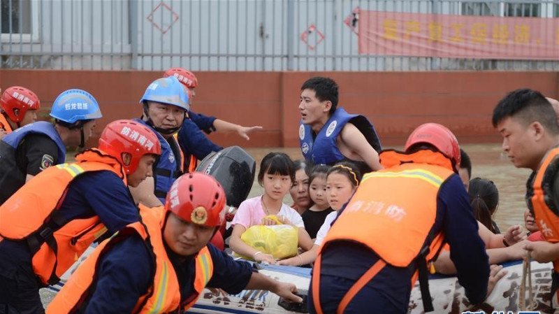 救援隊使用橡皮艇救援被大水受困的固鎮鎮的居民。 圖：翻攝自新華網