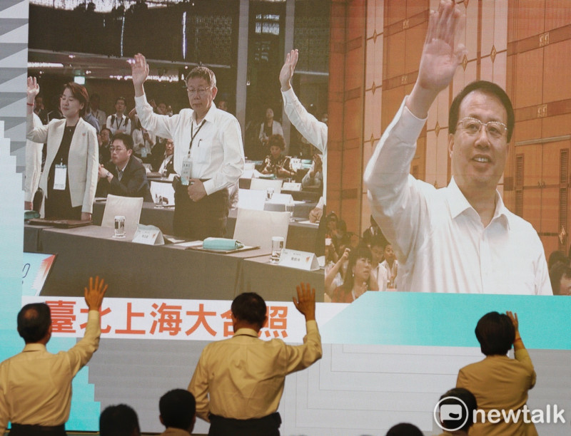 去年台北市長柯文哲和上海市長龔正在2020台北上海雙城論壇後，對著螢幕相互揮手致意。   圖：張良一／攝 （資料照）