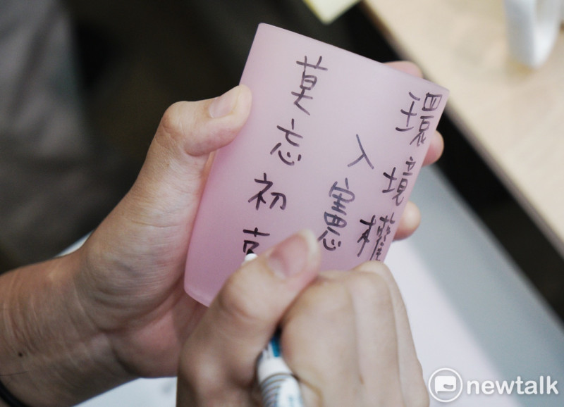搶救大潭藻礁行動聯盟上午在立法院舉行「謙卑謙卑再謙卑 送『千杯』要總統謙卑公民運動」記者會。 圖:張良一/攝