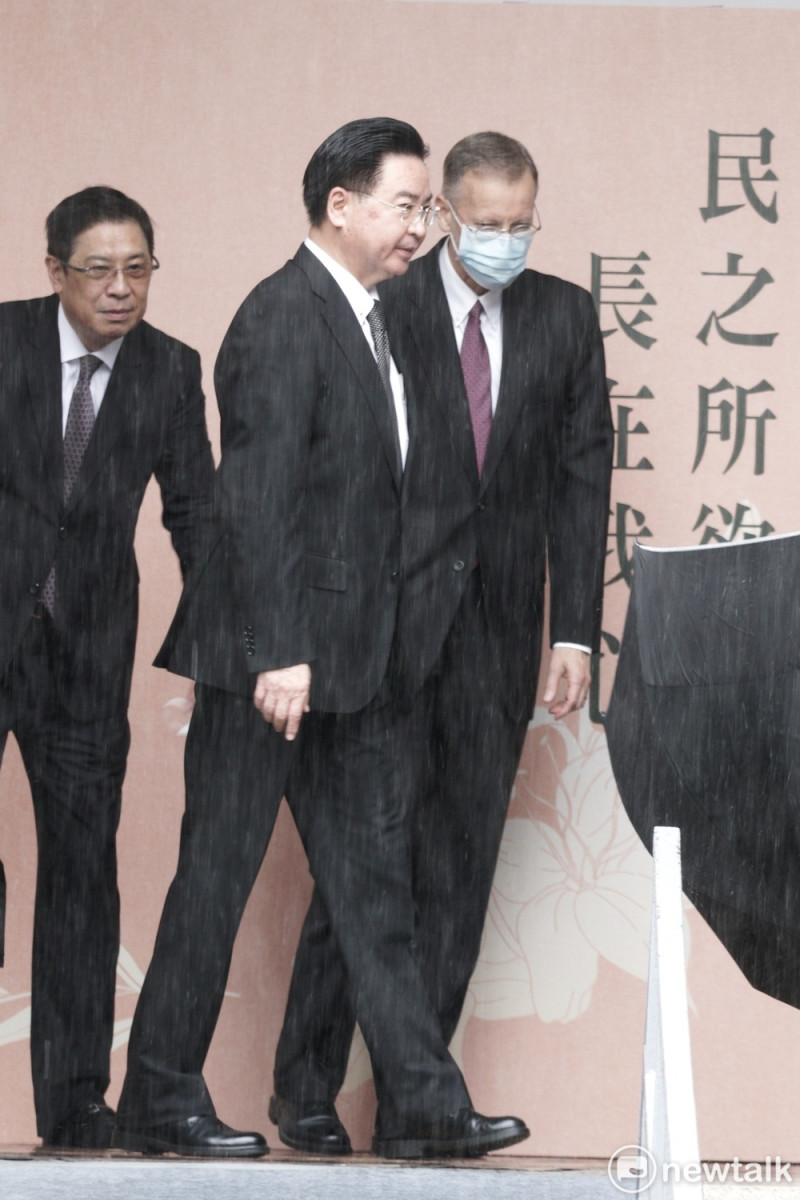 外交部長吳釗燮、美國在台協會台北辦事處處長酈英傑前往台北賓館弔唁前總統李登輝。   圖：張良一 / 攝