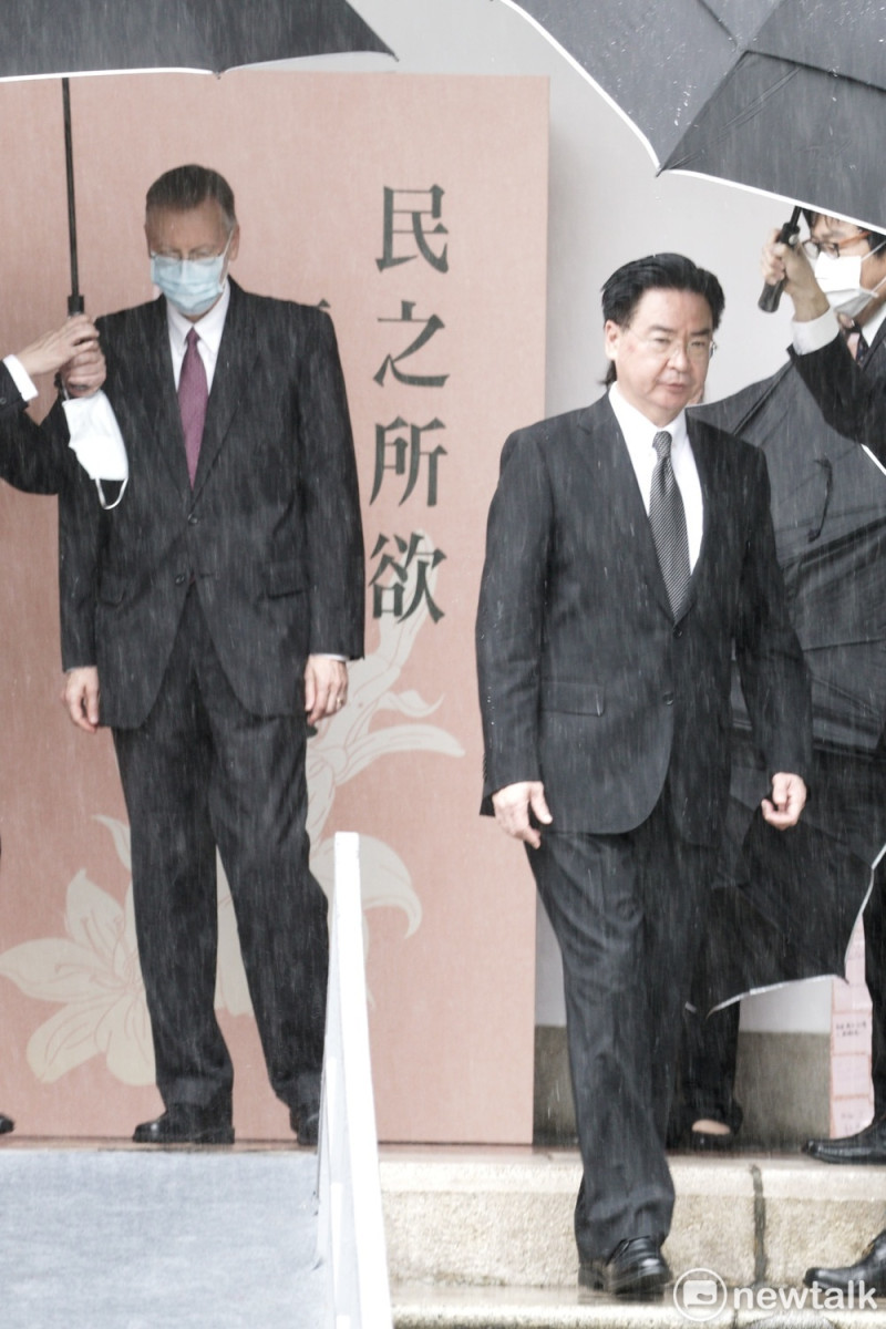 外交部長吳釗燮、美國在台協會台北辦事處處長酈英傑前往台北賓館弔唁前總統李登輝。   圖：張良一 / 攝