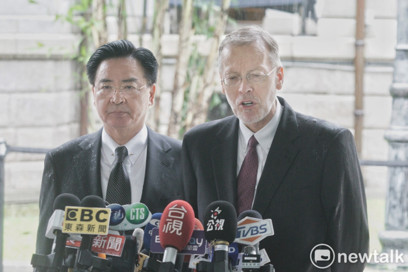 美國在台協會台北辦事處處長酈英傑前往台北賓館弔唁前總統李登輝。   圖：張良一 / 攝