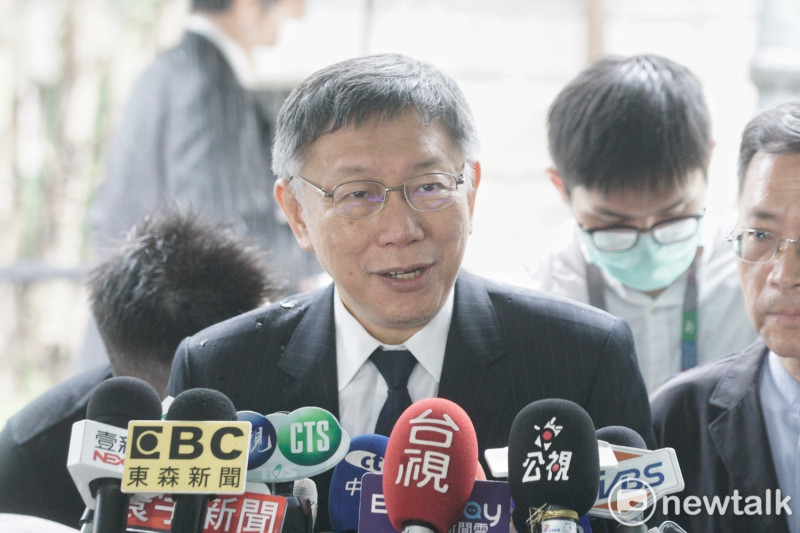 台北市長柯文哲前往台北賓館弔唁前總統李登輝。   圖：張良一 / 攝