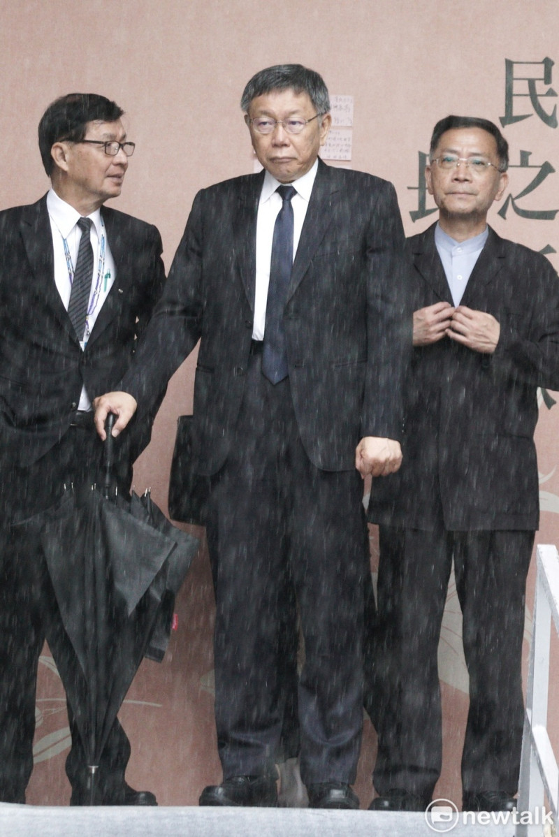 台北市長柯文哲前往台北賓館弔唁前總統李登輝。   圖：張良一 / 攝