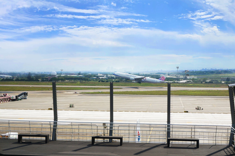 桃園機場第二航廈有觀景台可看飛機起降，在去年年底開放。 圖：翻攝自桃園機場網站