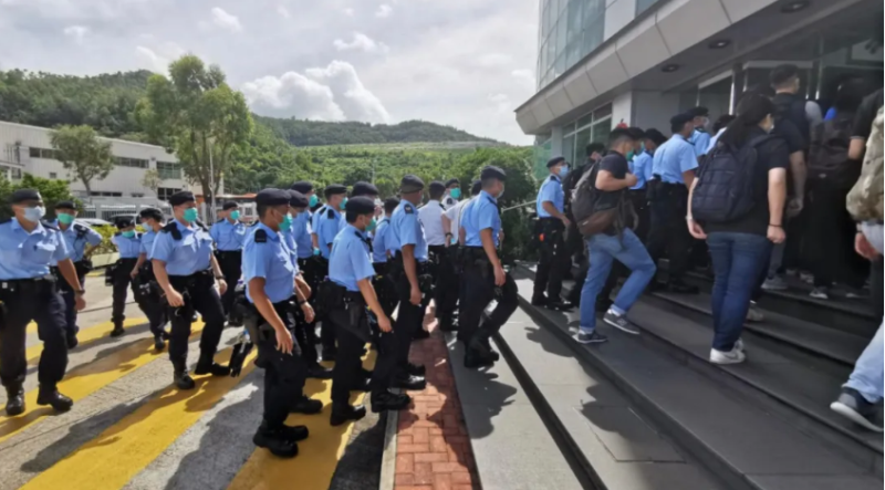 港警進入壹傳媒大樓搜查。 圖：翻攝自央視
