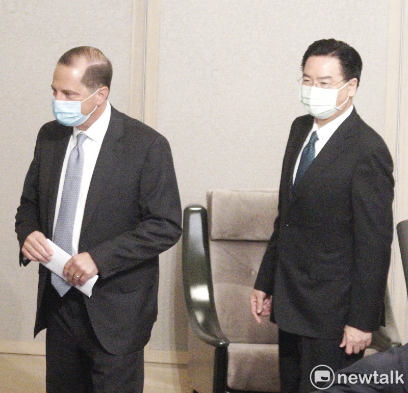 外交部長吳釗燮（右）會見美國衛生部長阿札爾（Alex Azar）。   圖：張良一 / 攝（資料照片）