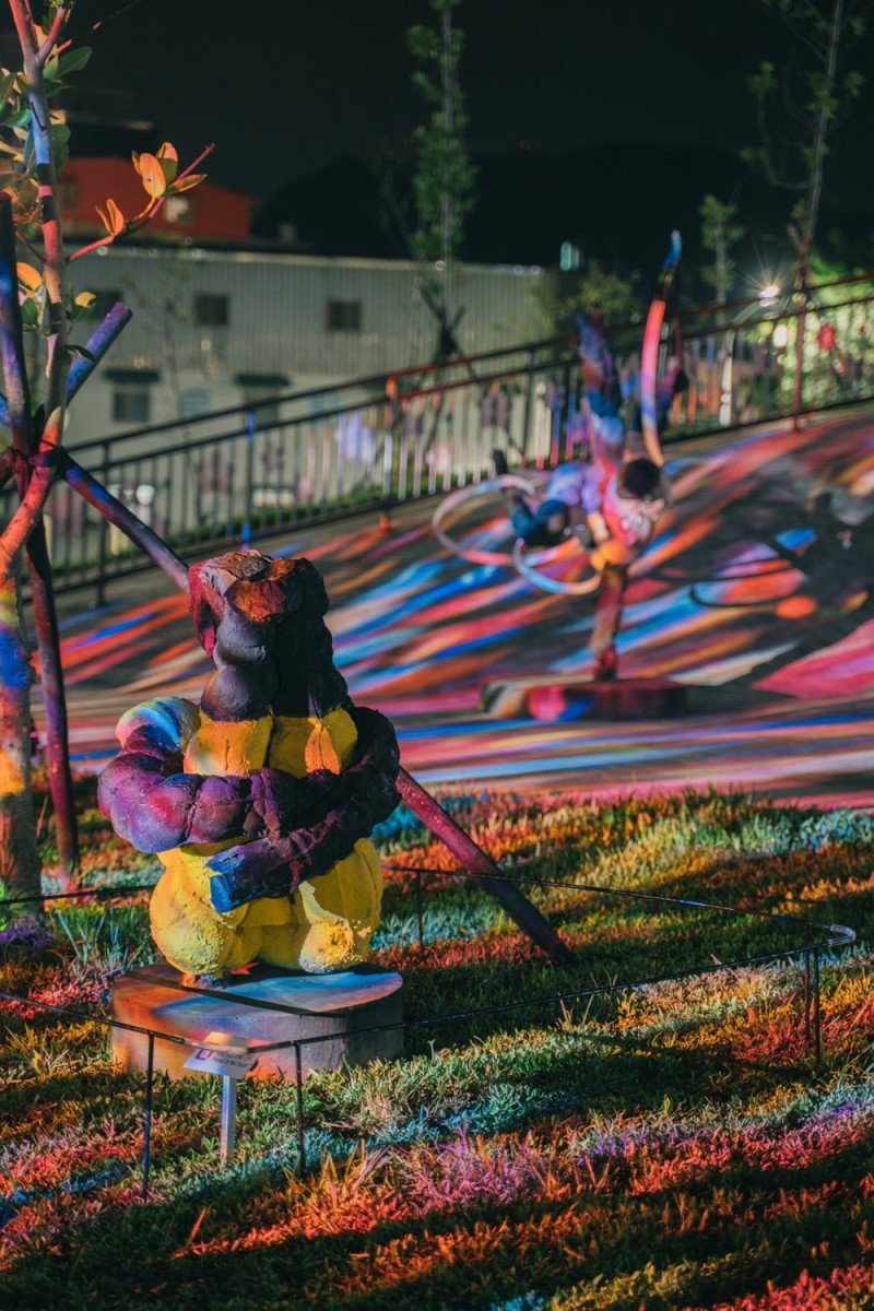 周六夜朱銘《人間系列》作品搭配百花爭艷的光雕，在櫻花公園閃爍耀眼地與大家共舞。 圖：翻攝自朱銘美術館臉書