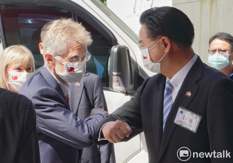 韋德齊到政大演講，外交部長吳釗燮到會場外迎接韋德齊，並相互擊肘致意。   圖：張良一/攝