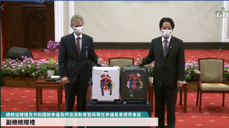 副總統賴清德贈予捷參議院議長韋德齊印有捷克與台灣國旗的行李箱。   圖：擷取自蔡英文Tsai Ing-wen臉書