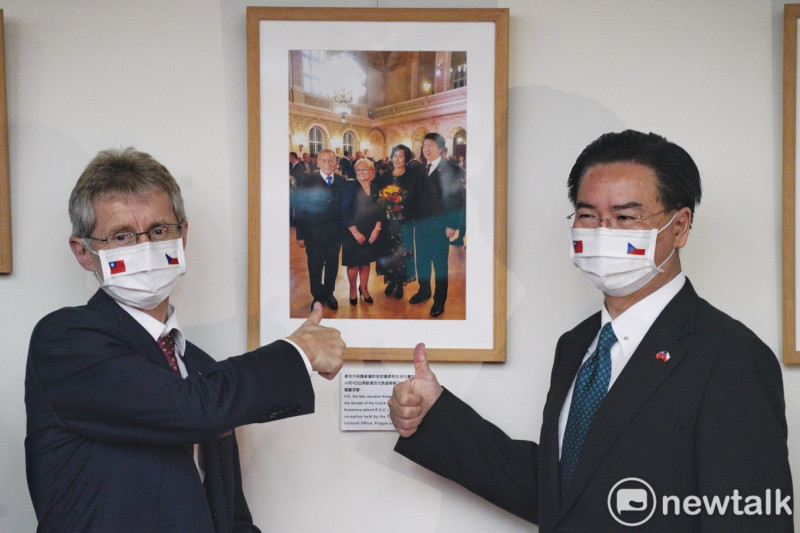 外交部長吳釗燮和捷克參議長韋德齊，在捷克故議長柯佳洛出席2019台灣駐捷克代表處國慶酒會的照片前，兩人雙手比讚。   圖：張良一／攝