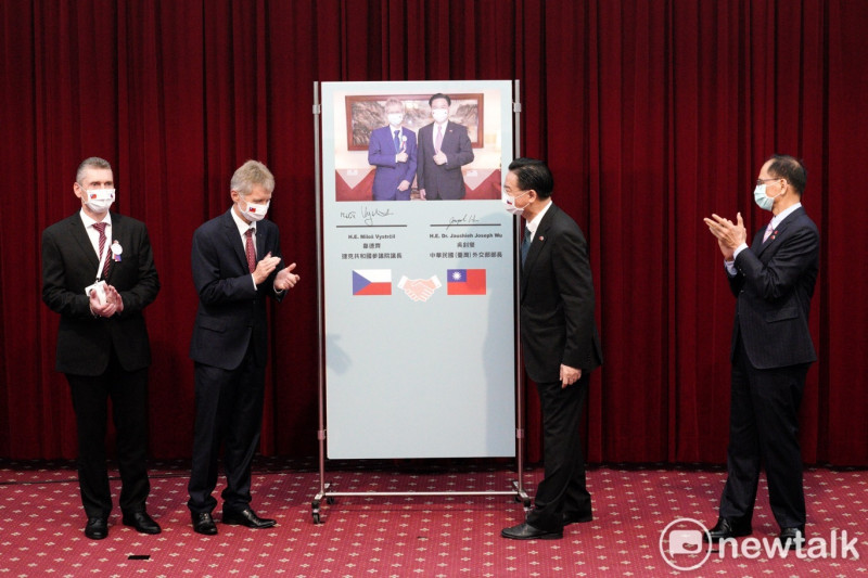捷克參議院議長韋德齊（Miloš Vystrčil）（左一）與外交部長吳釗燮召開聯合記者會。   圖：張良一攝