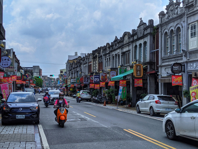 新化老街相較於台灣其他觀光勝地的街道，還保留許多當地人的生活痕跡。 圖：謝佳真／攝