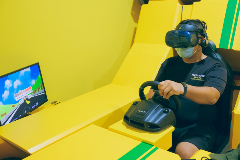 官田遊客中心內有VR賽車，可免費試玩。 圖：謝佳真／攝